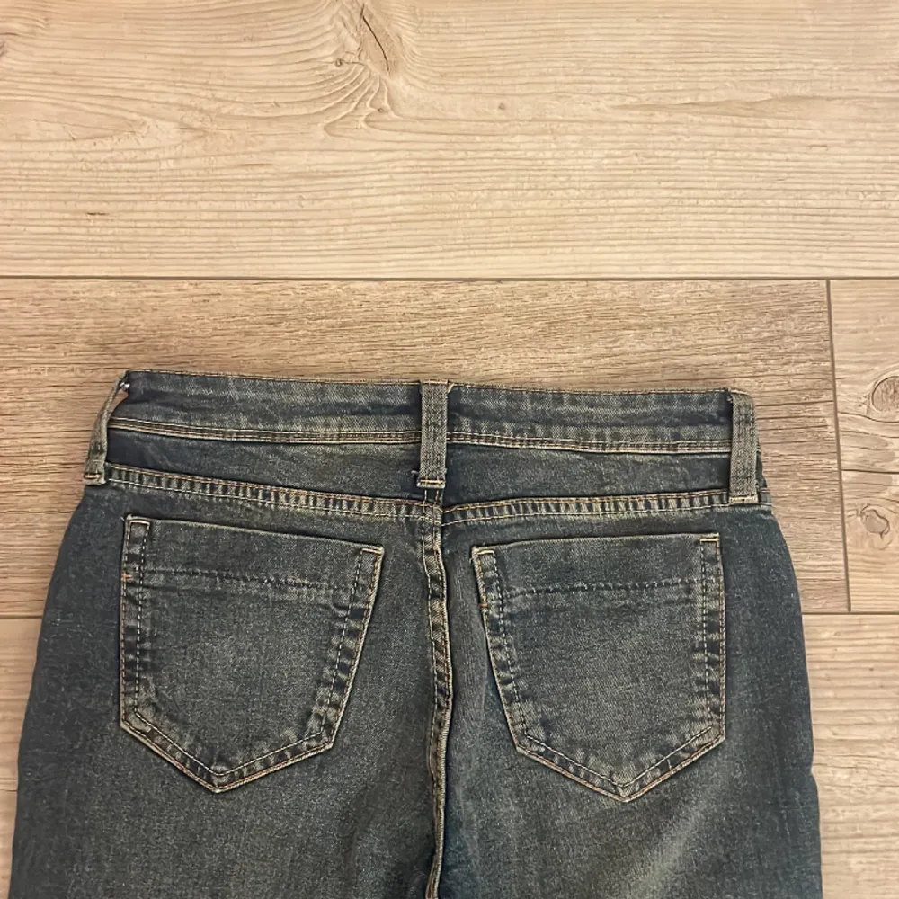 Så snygga lågmidjade bootcut jeans från hm. Väldigt bra skick. Storlek 34 ❣️❣️❣️. Jeans & Byxor.