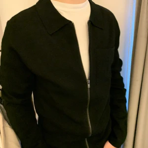 Jack&jones Full zip - Helt ny full zip från Jack & Jones. Riktigt snygg och passar till allt. Ny pris 799. 