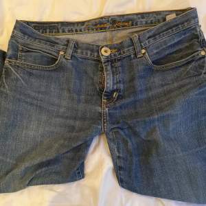Supersnygga cross jeans som är loose fit low waisted❤️ innerbenet är 83 cm och rakt över midjan är 42 cm❣️  Slitet vid fötterna både fram och bak och sedan är ett bälthållare av, men annars är de i bra skick