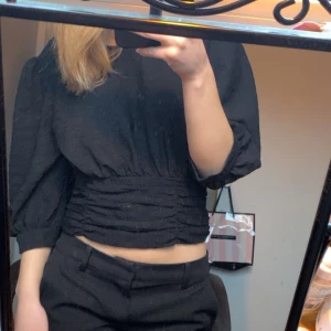 Svart blus - Svart blus från bikbok. Storlek S