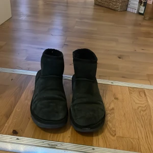 Uggs - Säljer fina svarta uggs. Använda men ändå i bra skick. Ena lapen bak har låsnat men kan enkelt sys fast. 