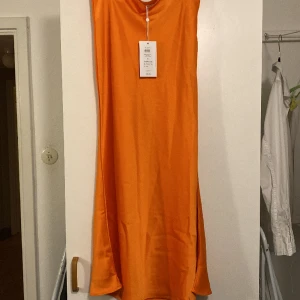Kjol VILA glansig orange - Oanvänd fin kjol. 