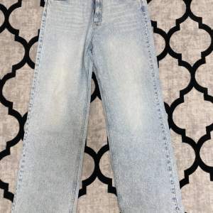 jeans från gina tricot för 150kr. storlek 42