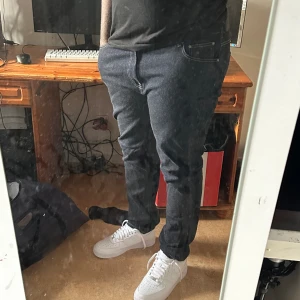 Jeans - Jeans som ej kommer att användas. De är slim där nere men najs där uppe. Storleken på jeansen är 44/30 Skriv vid frågor🌵👍