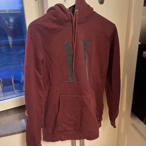 Les Deux Hoodie  - Skicket är väl använt! Därför ett lågt pris! 