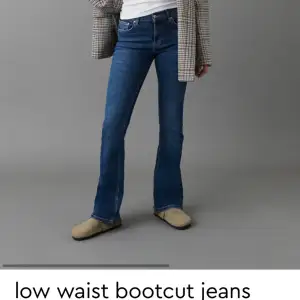 mörkblå Lågmidjade bootcut jeans från Gina tricot. Fint skick använt fåtal gånger! 🤍(bild från Gina tricot) 
