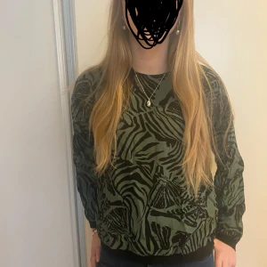 Tröja med zebramönster  - En jättefin ganska tunn tröja med coolt zebramönster!! 