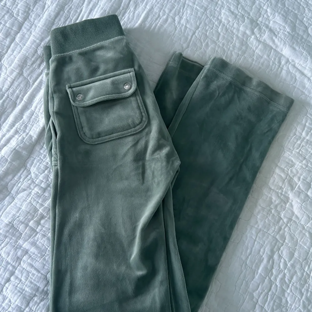 Byxorna är i fint skick och jag säljer dom pågrund av att jag inte använder dom🥰. Jeans & Byxor.