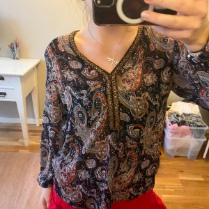 Cool blus❣️ - Fint mönster å guld detaljer💛💜