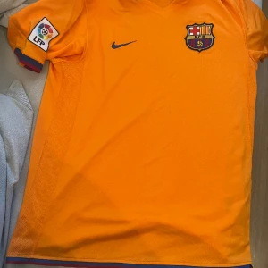 Barcelona T-shirt  - Relativt fint skick, passar M och L