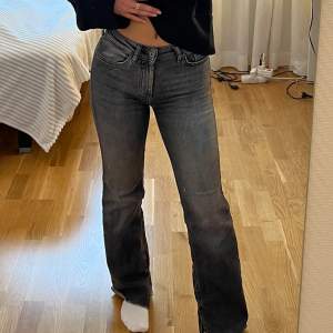 Grå lowwaist jeans i storlek xs/30 från only. Säljer då de inte längre kommer till användning 🥰
