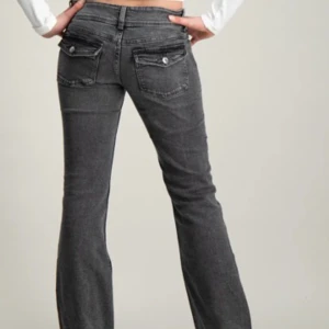 Bootcut jeans🌟 - Säljer mina superfina Bootcut jeans från Gina då de tyvärr inte passar mig i längden🫶🏻 jag är 167 och de är lite korta! De är knappt använda och är därför i bra kvalitet 💗 nypris 350