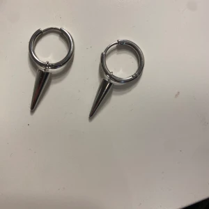 Edblad  - Silver örhängen från Edblad. Har använts ganska mycket men inga defekter. Har ej kvar påsen jag fick dom i🩷