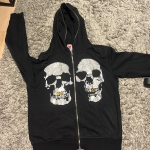 Abundat full zip hoodie  - Fet och unik Abundant hoodie. Väl använd tröja utan några slitningar(vad jag kan märka).