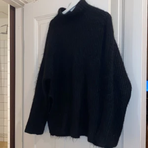 Jättefin stickad tröja - Jättefin oversized stickad tröja med ull/mohair. Säljer pga har en till liknande  Fin med slitsar på sidorna ❤️