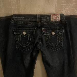 Superfina True Religion jeans. I modellen ”billy” och dem passar rätt bootcut och lågmidjat. Kan skicka mått om det önskas! Kolla gärna min profil då jag lägger upp mycket liknande 💛