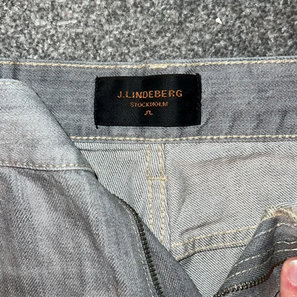 Säljer dessa J.Lindeberg jeans då det är lite för stora för mig. Dem är riktigt snygga och är ny skick, kostar runt 1200 kr nypris.. Jeans & Byxor.