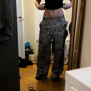 Leopard byxor  - Super cool leopard byxor från Zara som ej kommer till användning längre tyvärr, har några visningar på användning i slutet av benen 