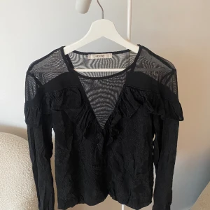 Gestuz blus med mesh  - Cool blus från Gestuz med mesh-detaljer. Mycket bra skick. Passar även storlek S