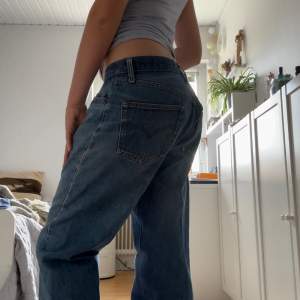 Superfina vintage levis 501 jeans i välanvänt men fint skick 😍 Det är en herrmodell så därför har jag haft de som low waist baggy jeans🥰 Själv är jag strl m elr 38 i jeans och de sitter fint som low waist på mig 💕💕