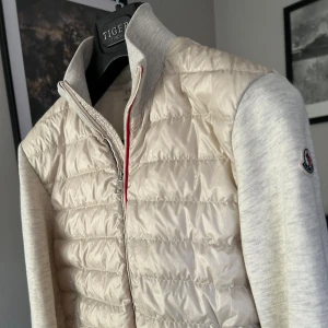 Moncler Cardigan - Hej! Säljer nu min super snygga Moncler Magliot Cardigan till ett dunder pris. Skicket är 9/10 och är väldigt sparsamt använd. Köpt på farfetch för runt 8000kr och är öppen för prisförslag. Kvittot medföljer givetvis, hör av er vid fler frågor🙏☺️