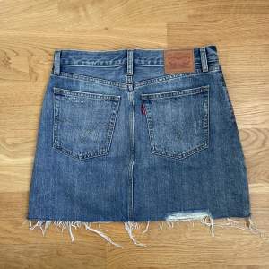 Jeans kjol frön levi’s.  Använd ett fåtal gånger så den är i väldigt fint skick. 
