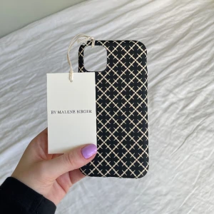 BY MALENE BIRGER - Mobilskal - Säljer detta jättefina mobilskal från By Malene Birger. Inte använt då jag råkat köpa för fel modell. Denna tror jag ska passa iPhone 11. Kan skicka bilder på mått i chatten 💘