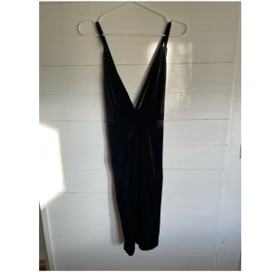 Klänning - Bilden ger ej rättvisa men tight festklänning med korsad rygg och djup urringning, använd ett fåtal gånger. Från Make way. I storlek S men skulle säga S-M.