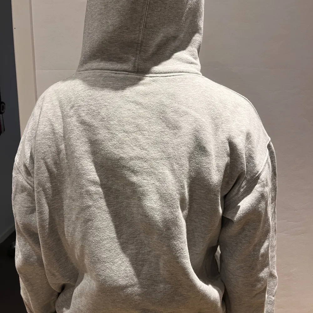 Säljer en jättesnygg hoodie från Zara i storlek S!😊 Säljer då den är lite liten för mig. Använd fåtal gånger så den är i bra skick!✨frakt ingår inte i priset. Kan även mötas upp i Stockholm💕. Hoodies.