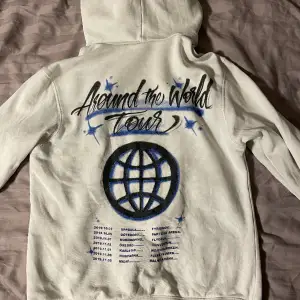 Säljer nu en hov1 hoodie från deras 2019 tour. Den är lite nopprig men i otroligt bra skick!