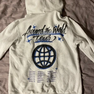 Hov1 hoodie - Säljer nu en hov1 hoodie från deras 2019 tour. Den är lite nopprig men i otroligt bra skick!