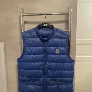 Tjena!  Säljer en moncler väst storlek 3 motsvarar M-L Bra skick 