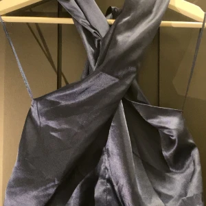 Bikbok - Två fina toppar från Bikbok beige är endast använd bara en gång dock den beige är i storleken M och blåa i S köp en  för 50kr/ st eller båda för 80kr