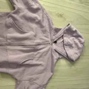 Chroppad hoodie  - Söt liten hoodie i färgen lila, chroppad så den går inte nedanför magen. Den är för liten för mig och det är därför jag behöver tyvärr sälja den