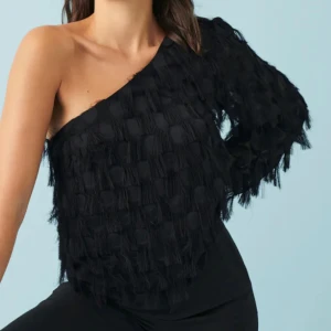 fluffy one shoulder top - Festlig topp från Gina Tricot i storlek 42. Helt oanvänd med prislappen kvar (köpte fel storlek). Nypris 399kr