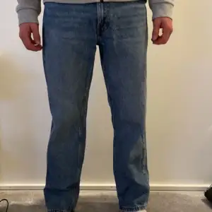 Fina jeans från bershka som inte används längre. Byxorna är i fint skick och har inga anmärkningar. Storlek 38