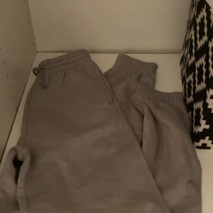 gråa mjukis byxor  - storlek xxs , köpta nyligen. som ny. (jag är 162)