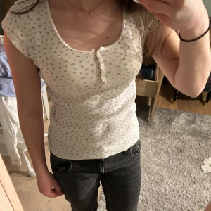 Superfin sommar topp - Blommig sommartopp från Brandy Melville som är jättesöt och fin, säljer då den inte kommer till användning🩷🩷jättesnygg till sommaren!! tryck gärna på köp nu och är öppen till prisförslag 