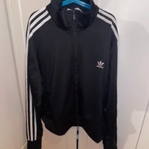 Adidas tröja - HELT NY adidas tröja som endast är testad! Helt nyinköpt från adidas egna butik, säljer för att jag inte använder tyvärr