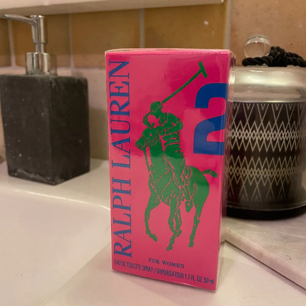 Säljer en helt oöppnad parfym från Ralph Lauren Big Pony Collection 2 For Women 50 ml. Köparen står för frakt🩷nypris 650kr. Övrigt.