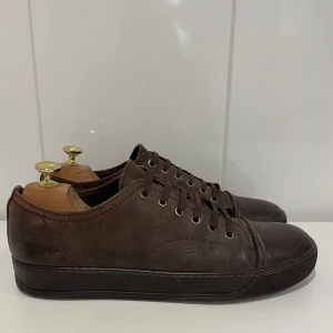 Lanvin skor  - Hej! Säljer dessa super snygga lanvin skor. Skorna är i superfint skick 9/10. Inga defekter. Superfint länder! Bara skorna medföljer vid köpet