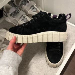 Eytys  - Säljer mina coola eytys som tyvärr inte kommer till användning längre! Dom är sparsamt använda 💞