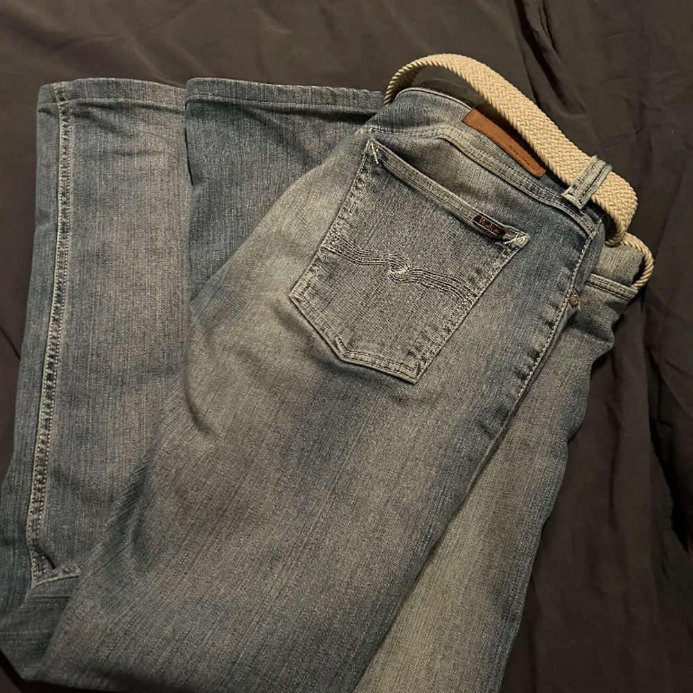 Säljer ett par Nudie jeans i modellen ”Slim Kim” || otroligt bra skick || najs tvätt på byxorna || Storlek W:31, L:32. Jeans & Byxor.