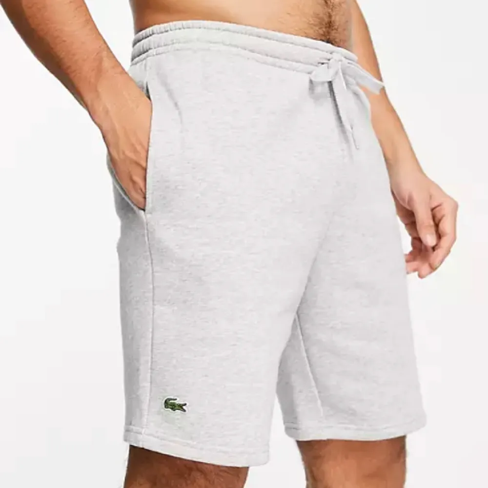 Säljer min broshas Lacoste shorts pga de inte passar han längre. Köpta för ca 800 kr ,bara använda 1 gång! så helt nya typ.Skriv för fler funderingar och pris kan diskuteras 😇😇😇. Shorts.