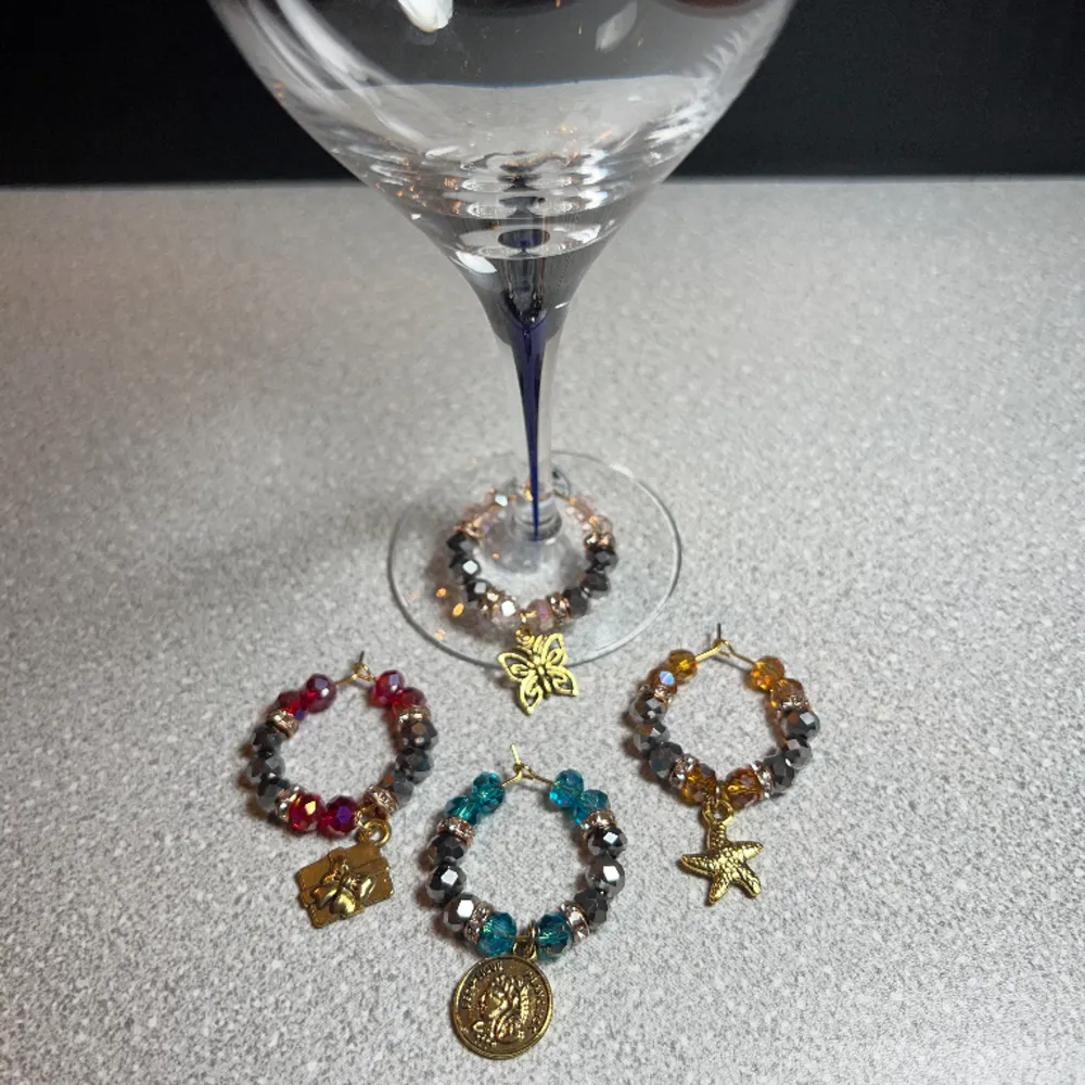 4-pack glassmycke i olika färger med söta guldfärgade berlocker så du lätt håller ordning på ditt glas. 🥂. Accessoarer.