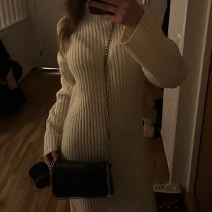 Tiamo väska  - Säljer denna pågrund av att den inte andvänds längre. Den är andvänd men i riktigt bra skick. Kontakta vid funderingar eller intresse. Nypris: 500 säljer för 250❤️