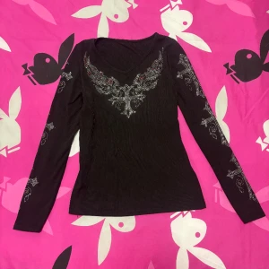 2000s rhinestone svart topp - Jättebra skick och inga stenar har ramlat av vad jag kan se iallafall! Storlek S, kan göra bundle deal med andra tröjor på min sida💞