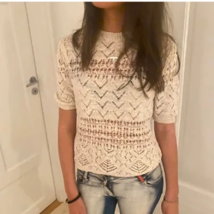 Zara topp - Säljer min fina topp från Zara. Den är nästan oanvänd och inga defekter❤️