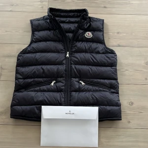 Moncler väst - Moncler gui väst, skick 8,5/10, kvitto medföljer 