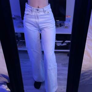 Mycket fina ljusblåa Levi’s jeans men liiite korta för min smak Tror längden är 30 Storlek 26   Original pris 1300kr